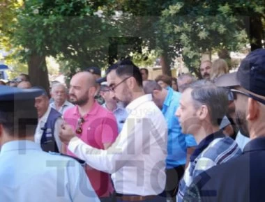 Aποδοκιμάστηκε βουλευτής του ΣΥΡΙΖΑ στην Δράμα για την εκχώρηση της Μακεδονίας: Ζήτησε την σύλληψη του πλήθους! (βίντεο)